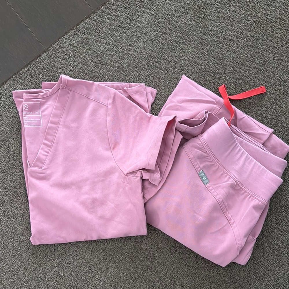 Figs pink scrub set